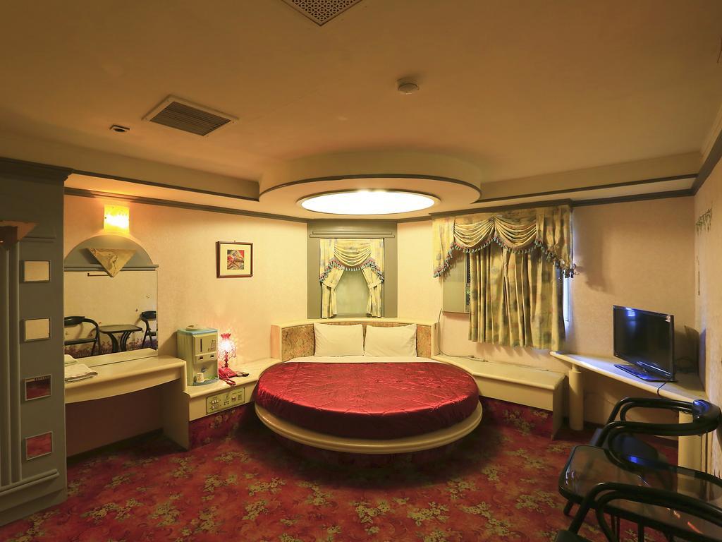Broadway Hotel Taichung Esterno foto