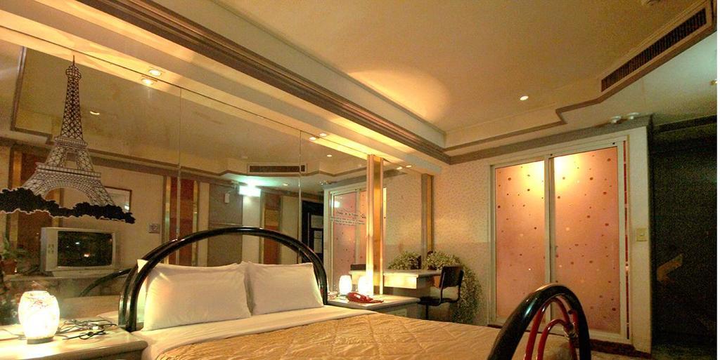 Broadway Hotel Taichung Esterno foto